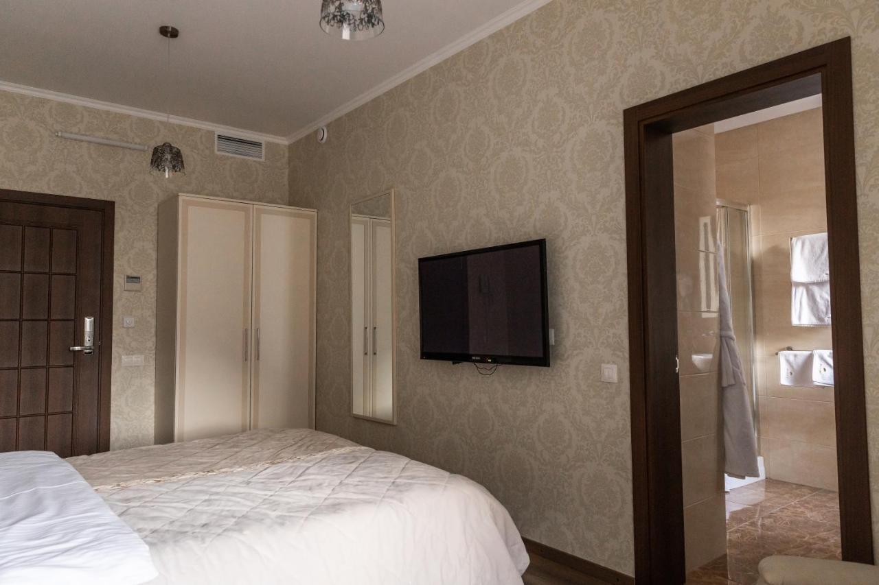 Hotel "Mandarin Clubhouse" Kharkiv Exterior photo
