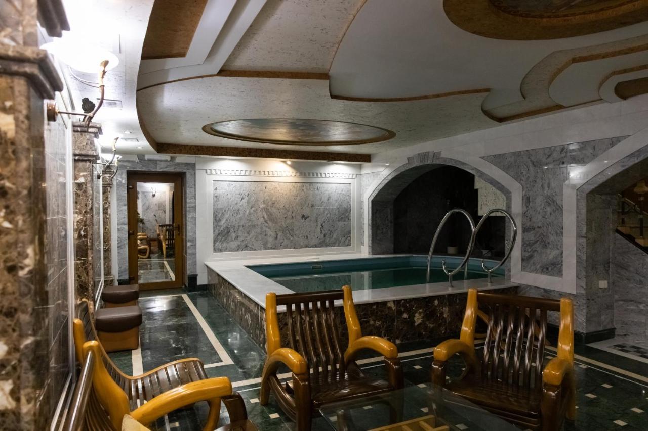 Hotel "Mandarin Clubhouse" Kharkiv Exterior photo