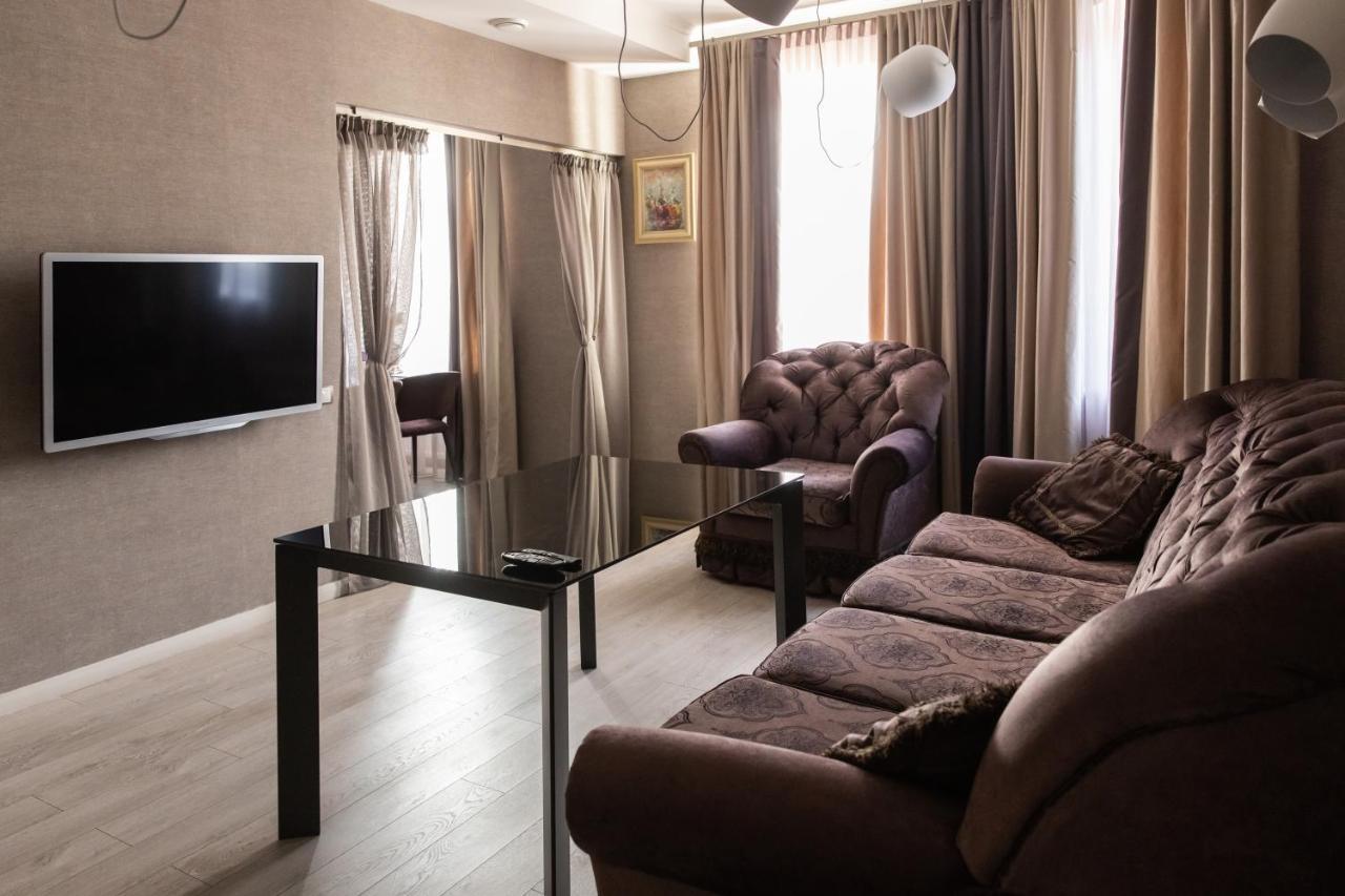 Hotel "Mandarin Clubhouse" Kharkiv Exterior photo