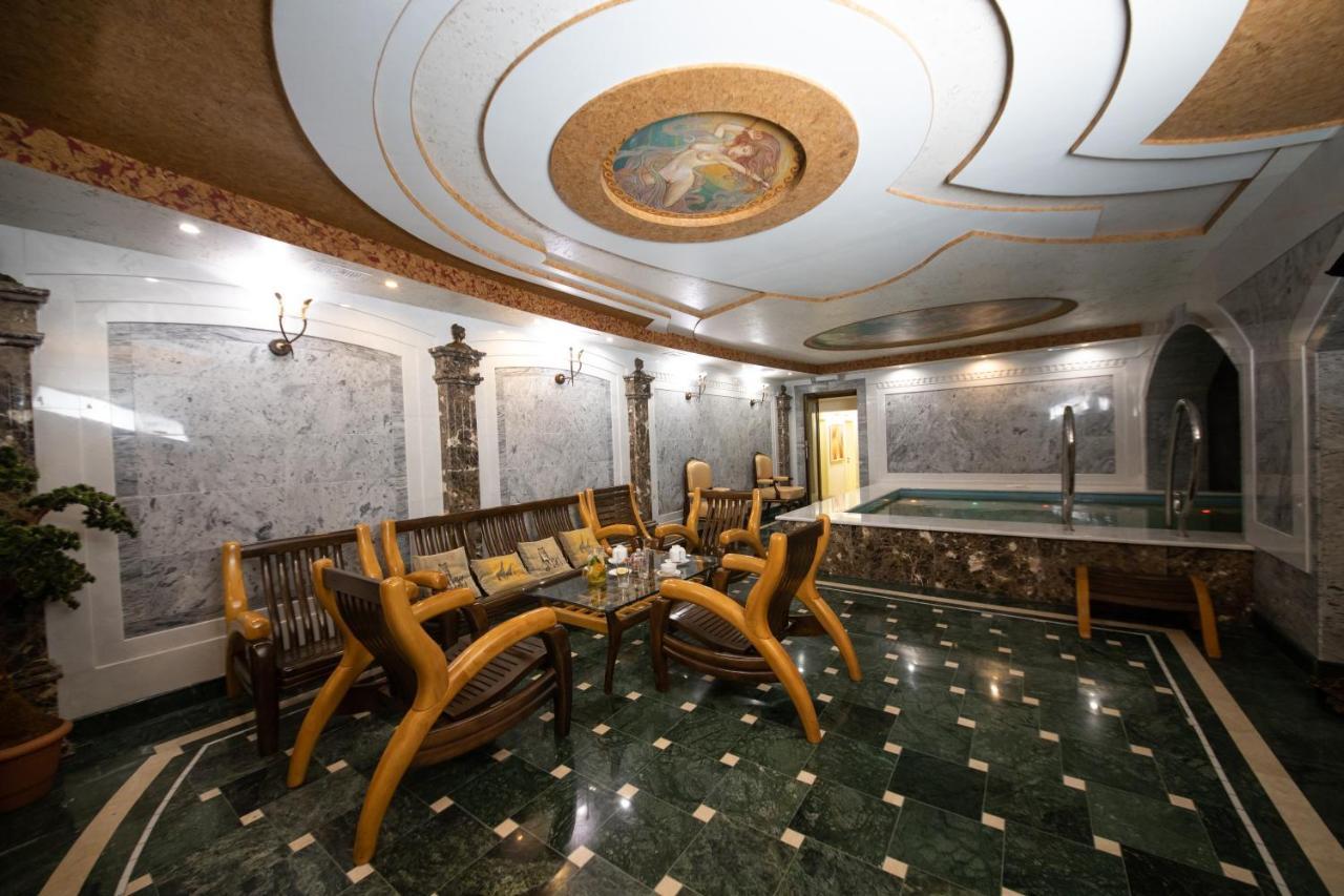 Hotel "Mandarin Clubhouse" Kharkiv Exterior photo