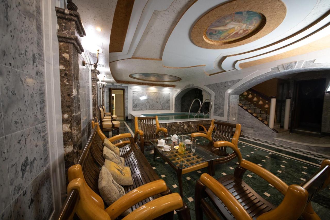 Hotel "Mandarin Clubhouse" Kharkiv Exterior photo